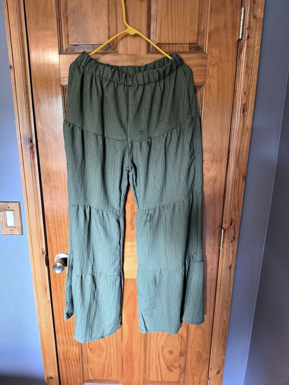 Wide Leg Pants in Green Size Medium Like New